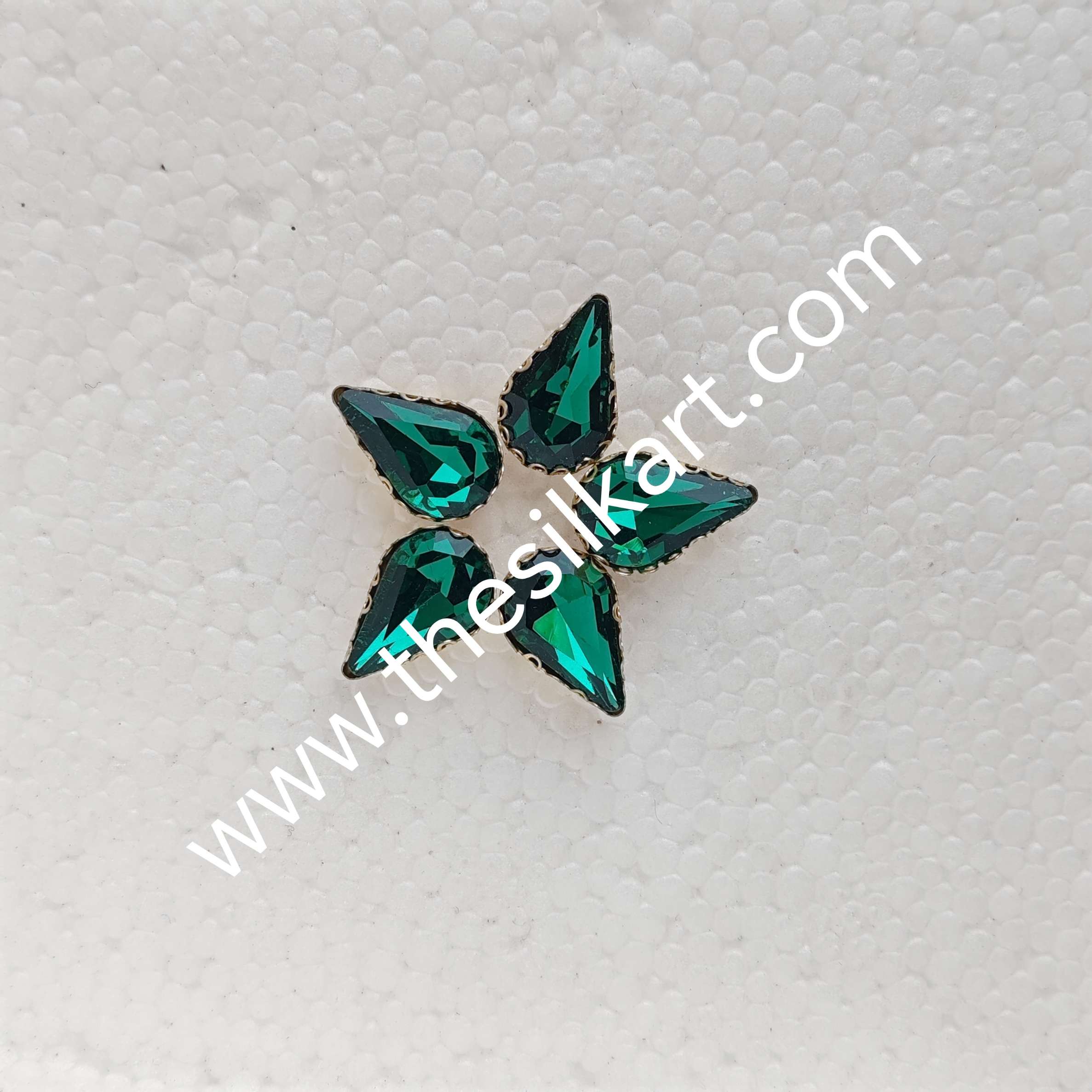 10*8 size droup shape dark green colour clipstones